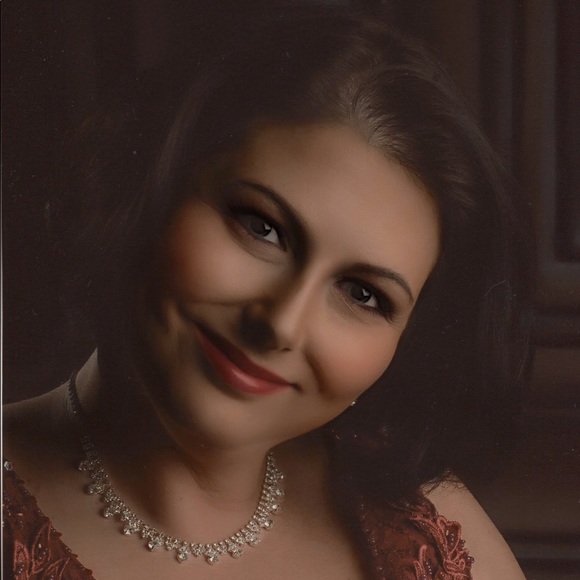 Meet your Posher, Laura - Picture 2 of 3